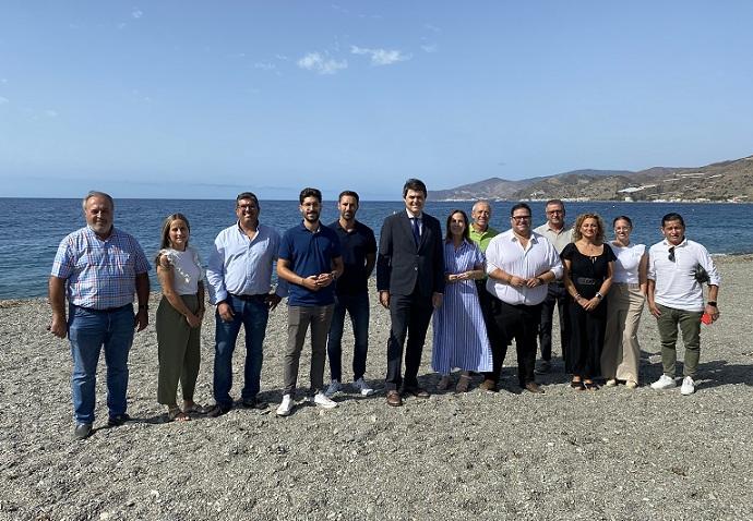 Miembros del PP, en la playa de Melicena. 