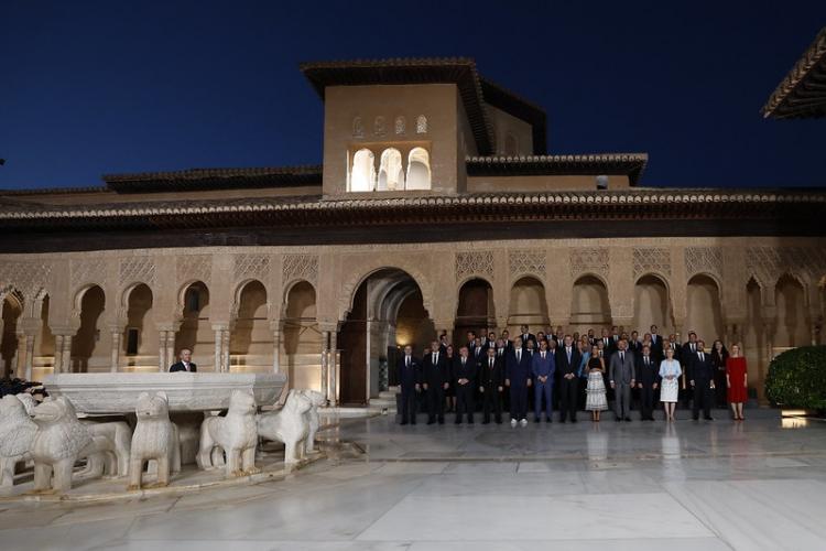 Foto de familia de los líderes europeos en el Patio de los Leones de la Alhambra con los Reyes de España.