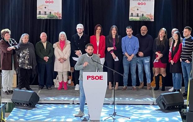 El candidato de Láchar habla en un acto público. 