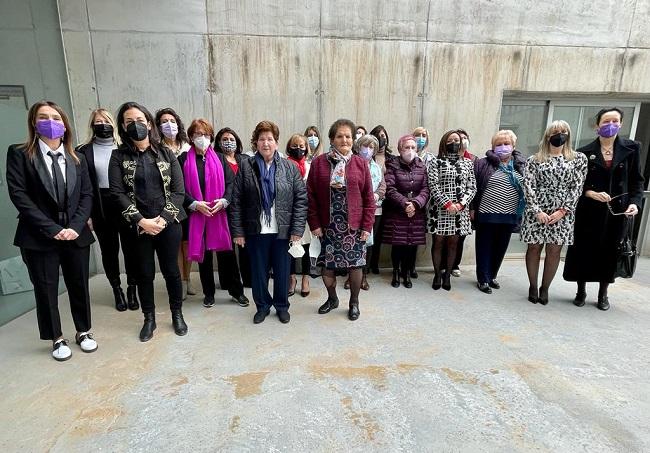 Foto de familia con las mujeres premiadas. 