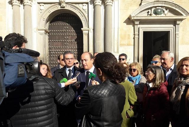 García Montero atiende a los medios frente a la Audiencia Provincial.