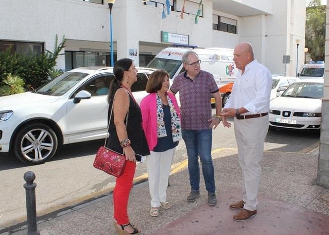 Miembros del PSOE, frente al hospital motrileño.