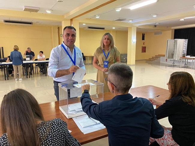 Francisco Rodríguez, al votar este domingo en Alhendín.