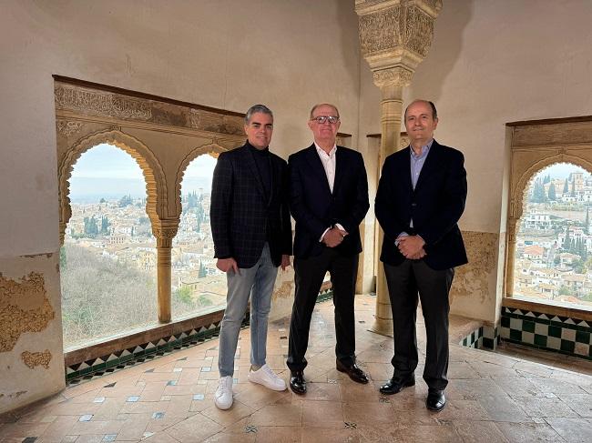 En la fotografía, el presidente de la Fundación Amigos de la Alhambra, David Jiménez-Blanco, junto a los vicepresidentes Vicente Azpitarte Pérez y Juan de Dios Gómez-Villalba Pelayo.