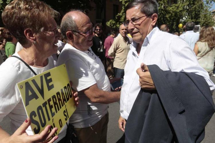 El presidente de la Diputación, en la manifestación para exigir el fin del aislamiento.