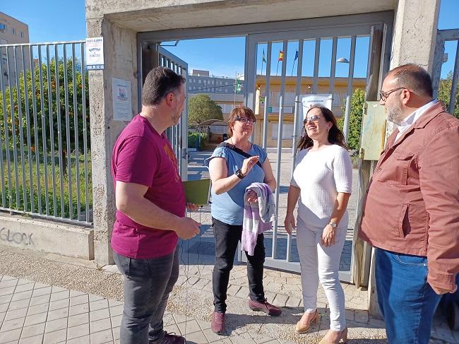 Francisco Puentedura y los otros candidatos de Granada Unida en su visita a centros de la zona norte.