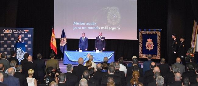 El delegado del Gobierno en Andalucía, Pedro Fernández, y el jefe superior de Policía de Andalucía Oriental, Luis Jesús Esteban Lezáun, han presidido el acto.