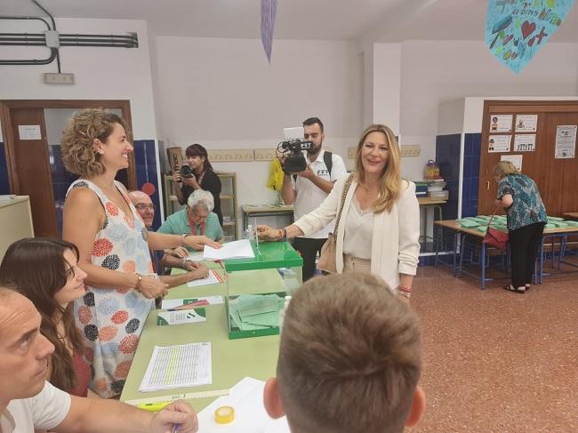 Concha Insúa al votar en su colegio electoral de Huétor Vega.