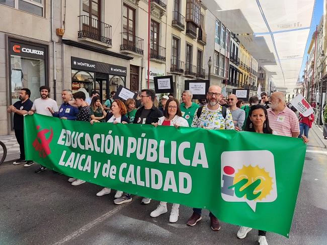 Representantes de IU en una movilización por la escuela pública.