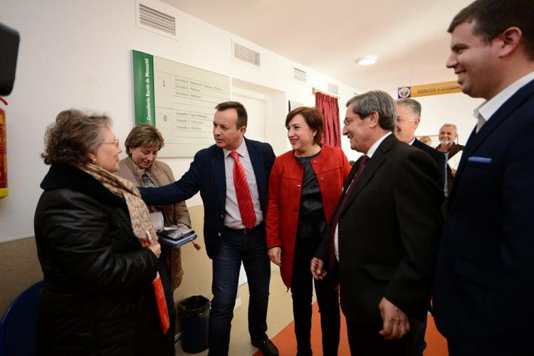 La delegada de la Junta, el delegado de Salud, el presidente de la Diputación y el alcalde de Monachil en su vista al consultorio.