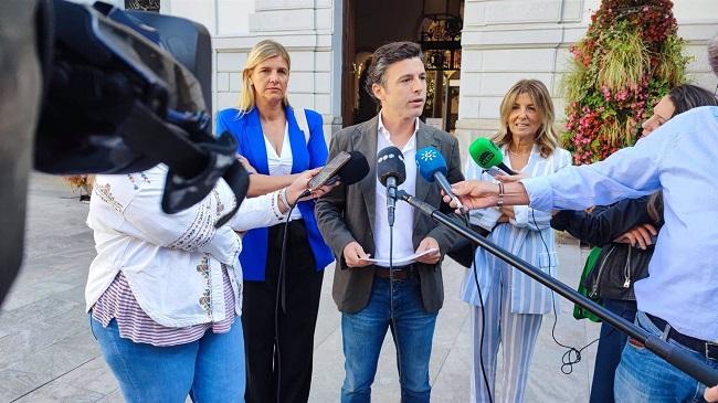 El secretario general del Partido Popular de Granada, Jorge Saavedra, atiende a los medios de comunicación.