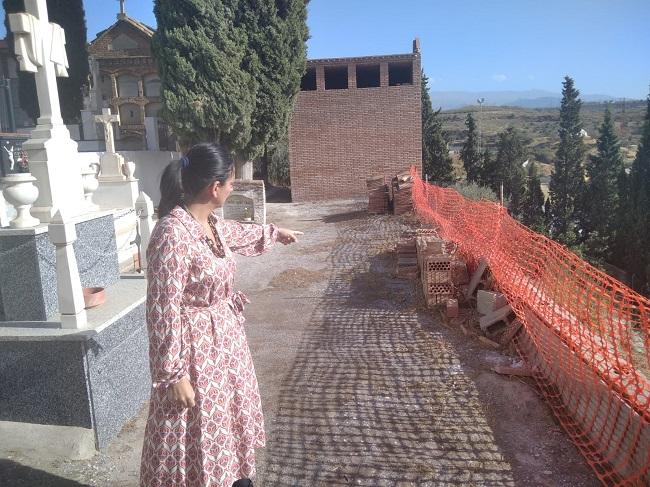 Pilar Jiménez Tortolero señala el muro caido en el cementerio.