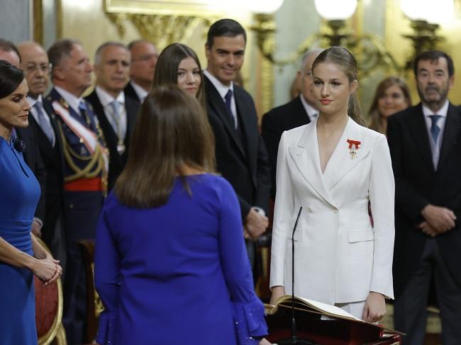 La princesa Leonor, al jurar la Constitución.