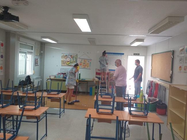Imagen de tareas de limpieza en un colegio de Monachil.