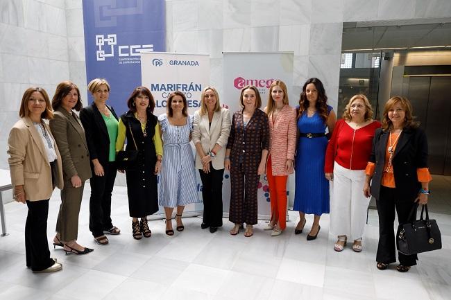 Marifrán Carazo y Cuca Gamarra con las representantes de AMEGA.