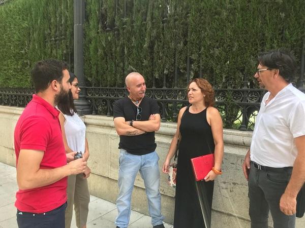 María del Carmen Pérez con otros representantes de IU.