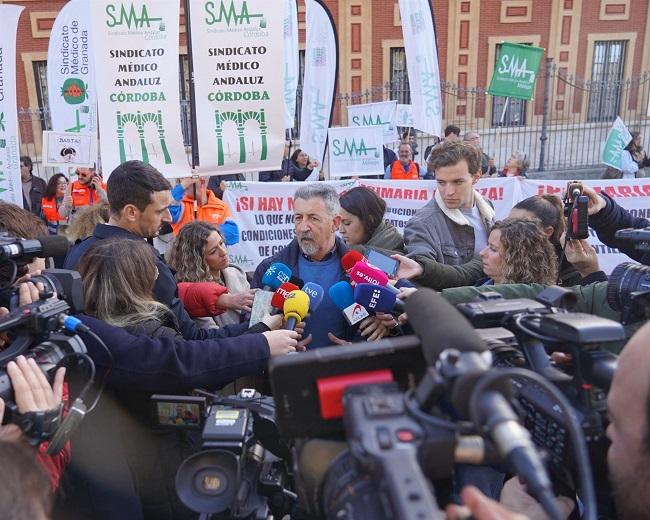 El Sindicato Médico Andaluz asegura que con las concentraciones pretenden cambiar el actual rumbo de la Atención Primaria y comprometer a las Administraciones a que “se dejen de promesas y adopten medidas urgentes para salvar a la atención asistencial. - 