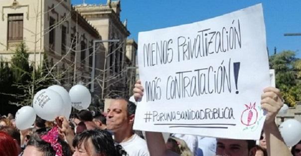 Detalle de un cartel en una manifestación en defensa de la sanidad pública.