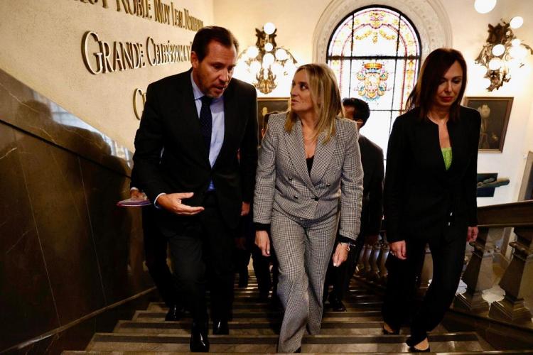 El ministro, junto a la alcaldesa y la consejera, a su llegada al Ayuntamiento de Granada.