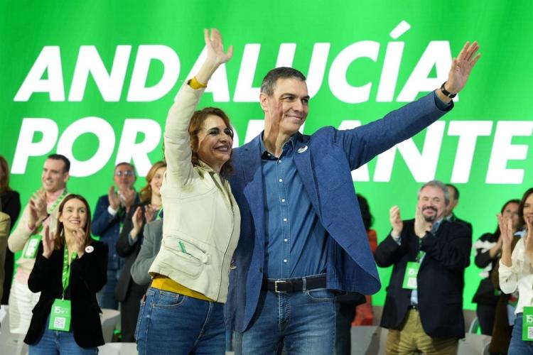 Pedro Sánchez junto a María Jesús Montero en la clausura del Congreso del PSOE andaluz.