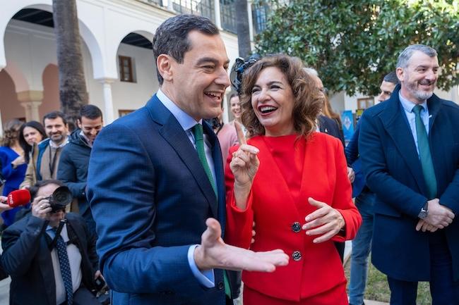 Imagen de archivo del presidente de la Junta de Andalucía, Juanma Moreno, y la secretaria general del PSOE-A, María Jesús Montero.