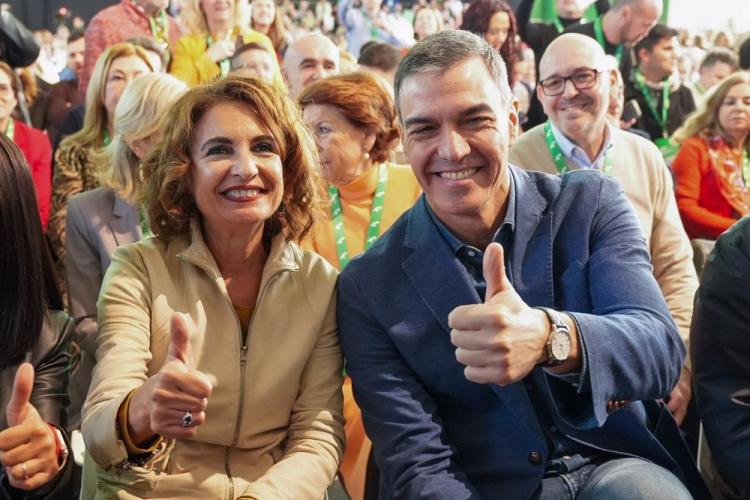 Pedro Sánchez junto a María Jesús Montero en la clausura del XV Congreso del PSOE andaluz en Armilla.