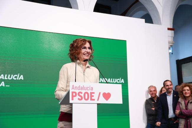 La nueva secretaria general del PSOE-A, María Jesús Montero, interviene durante la rueda de prensa este domingo en Sevilla.