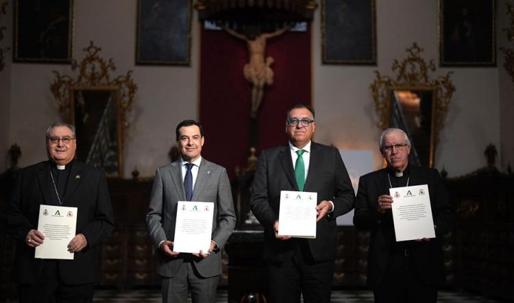 Juan Manuel Moreno con los arzobispos de Granada y Sevilla y el consejero de Turismo, Cultura y Deporte.