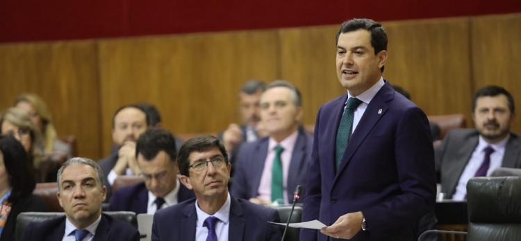 El presidente de la Junta, junto al vicepresidente y el consejero de Presidencia, en el Parlamento.