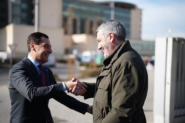 Juan Manuel Moreno saluda a Óskar Martín a su llegada al congreso que se celebra en Granada.