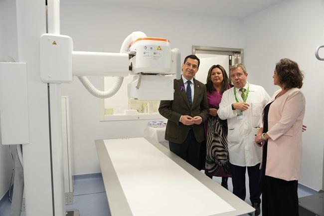 Juan Manuel Moreno Bonilla y Catalina Grcía, en una visita a un centro de salud.