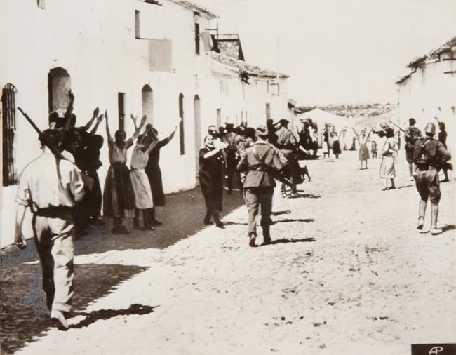 Mujeres suplicando a los soldados rebeldes por la vida de sus familiares prisioneros. Constantina (Sevilla), verano de 1936.