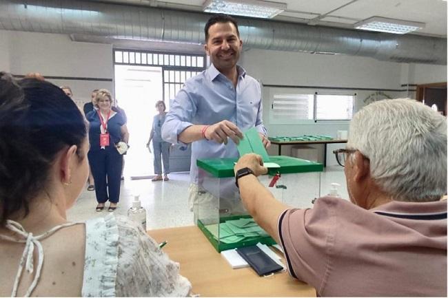 Noel López al ejercer su derecho al voto en Maracena.