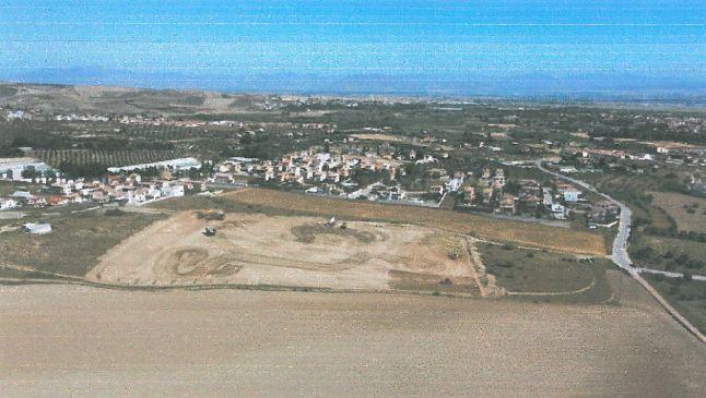 Obras para hacer un gran aparcamiento de camiones y tráilers en Alhendín. 