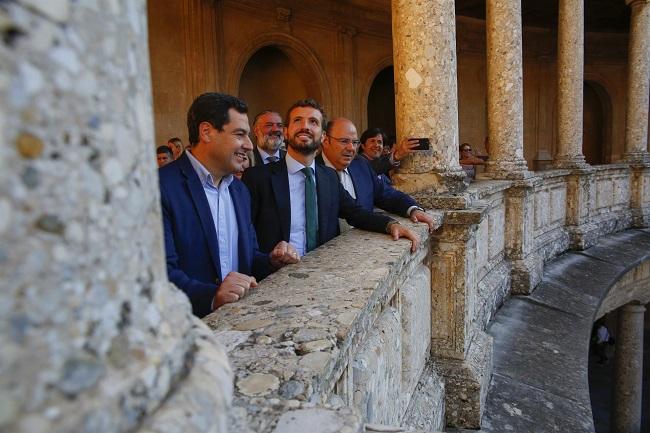 Pablo Casado en el Palacio de Carlos V, con Juan Manuel Moreno y Sebastián Pérez, entre otros.