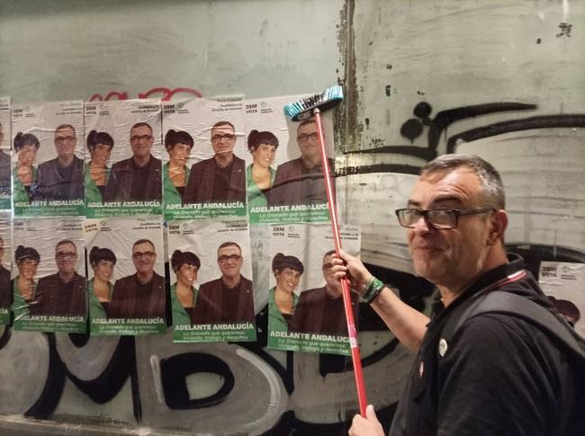 Paco Cabello en la pegada de carteles.