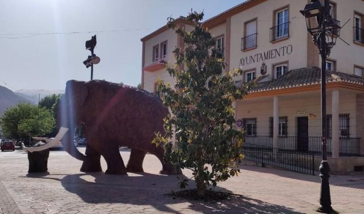 Ayuntamiento de Padul, con una estatua del Mamut, emblema del pueblo. 