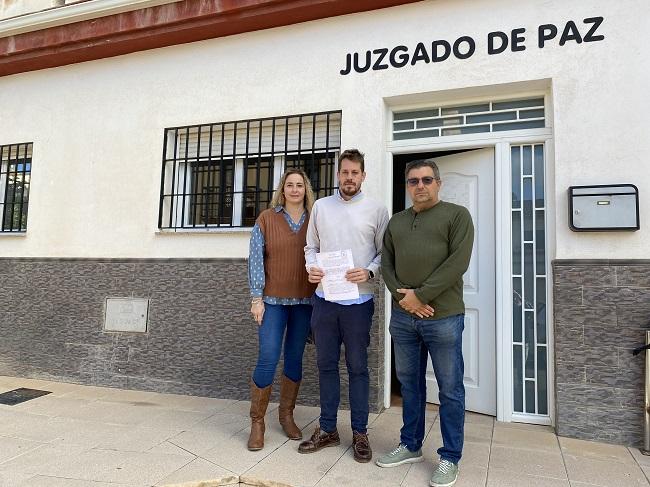 Representantes del PP de Padul en el Juzgado de Paz.