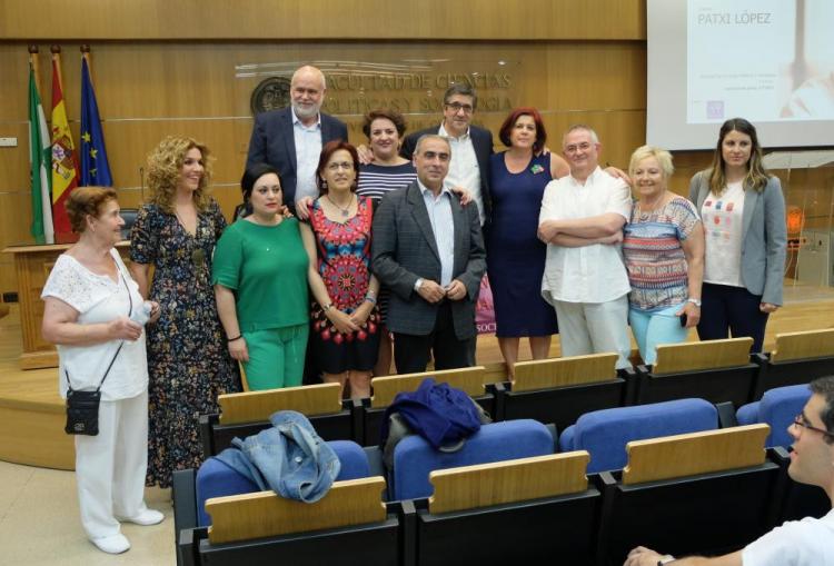 Patxi López, junto a candidatos y simpatizantes socialistas.