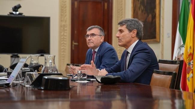 Pedro Fernández, y el subdelegado del Gobierno en Granada, José Antonio Montilla, en una foto de archivo. 