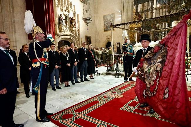 El concejal Vito Epíscopo ha tremolado el estandarte en la Capilla Real. 