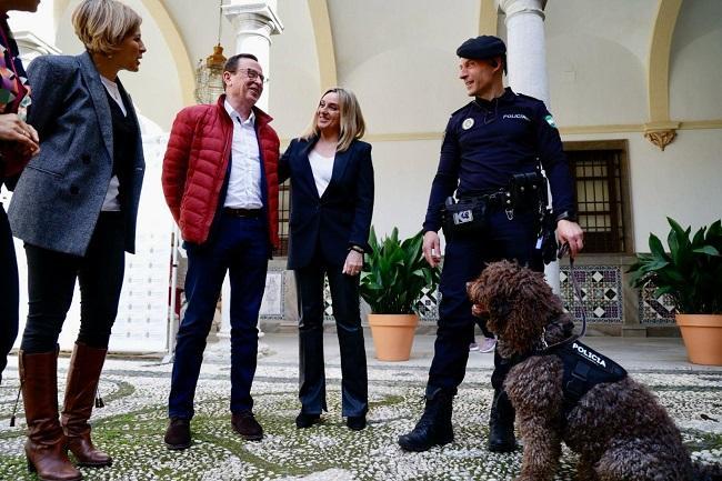 El hasta ahora responsable d ela Unidad canina junto a la alcaldesa y la concejala de Protección Ciudadana el pasado marzo.