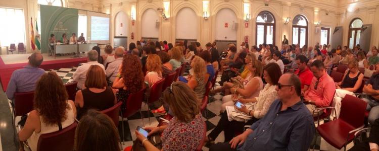 La consejera ha presentado el plan a representantes de asociaciones de la provincia de Granada.