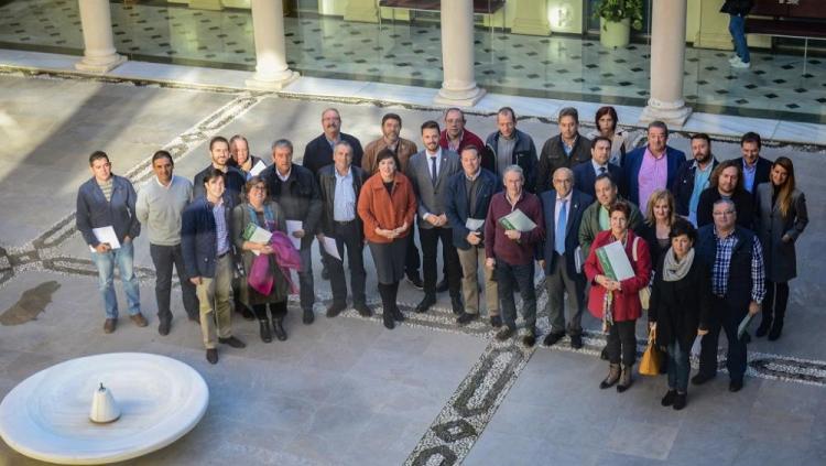 Representantes de los municipios que reciben las primeras ayudas para planes de empleo en la sede del Gobierno andaluz.
