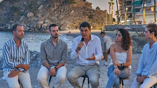 Carlos Rojas, en un acto del PP en la playa con representantes de NNGG.