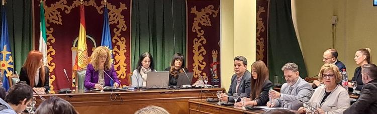 Inicio del pleno extraordinario de Maracena, con gran presencia de público y medios de comunicación.