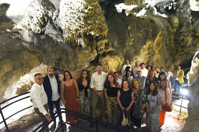 Visita de los diputados provinciales a la Cueva de Píñar.