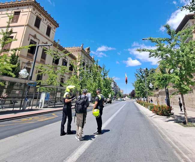 Policías locales cortando Gran Vía para el paso de una manifestación.