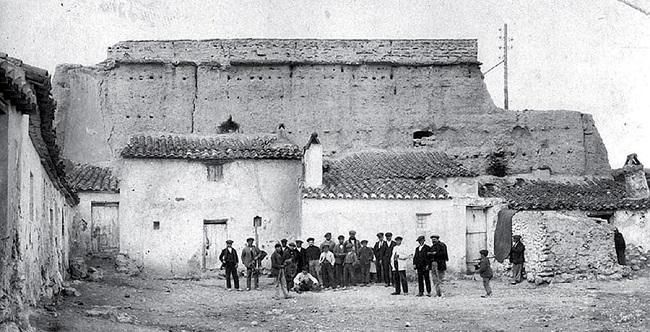 Restos de la Alcazaba de Baza a finales del siglo XIX, ya prácticamente desmoronada y ocupada por viviendas.