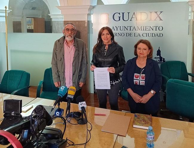 En imagen de archivo, Belén Porcel, en el centro, portvoz del PSOE, flanqueada por Eduardo Jiménez, de Gana Guadix, y María Dolores Martínez, de IU.